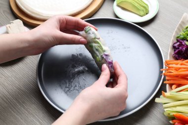 Gri ahşap masada nefis börek yapan kadın, yakın plan.