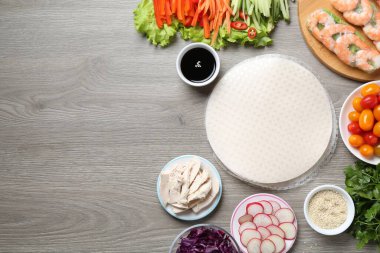 Pilav kâğıdı çarşafları ve gri ahşap masa üzerindeki farklı malzemeler. Metin için boşluk