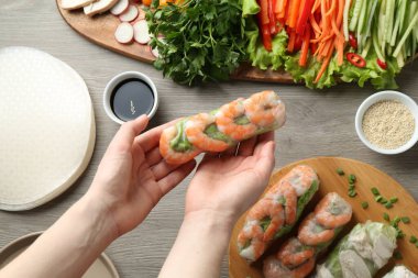 Gri ahşap masada nefis börek yapan kadın, yakın plan.