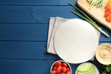 Pilav kağıtları ve mavi ahşap masa üzerindeki farklı malzemeler. Metin için boşluk