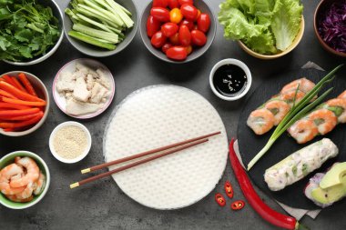 Pilav kağıtları ve farklı malzemeler koyu gri masada, düz yerde.