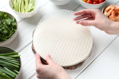 Beyaz ahşap masada nefis börek yapan kadın, yakın plan.