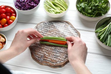 Beyaz ahşap masada nefis börek yapan kadın, yakın plan.