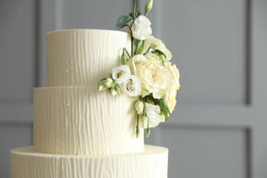 Evin içinde çiçek desenli nefis düğün pastası, yakın plan. Metin için boşluk