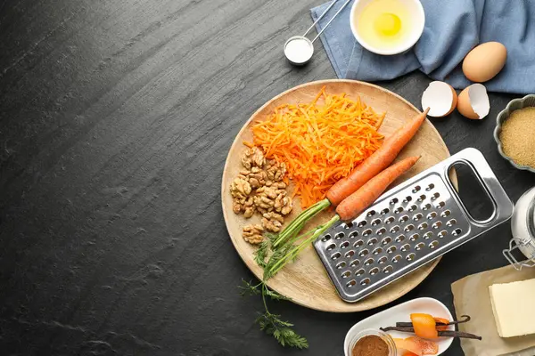 Siyah masada havuçlu kek yapmak için farklı malzemeler. Metin için boşluk