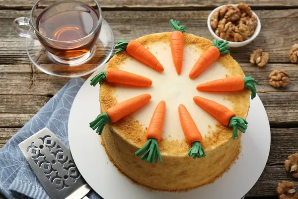 Ahşap masada servis edilen nefis ev yapımı havuçlu kek, yakın plan.