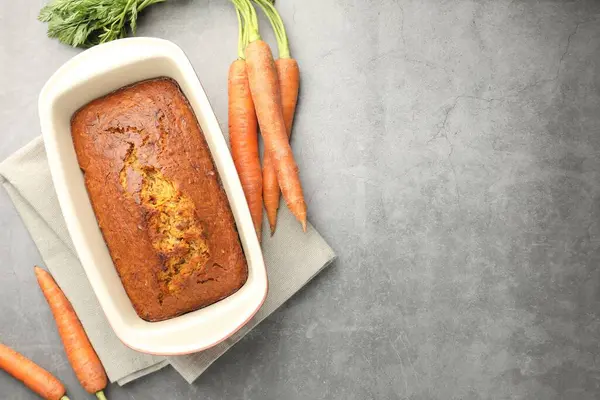 Gri masadaki havuçlu kek ve sebzeler düzdü. Metin için boşluk