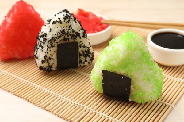 Lezzetli tobiko onigiri (Japon pirinç topları) beyaz masada servis edilir.