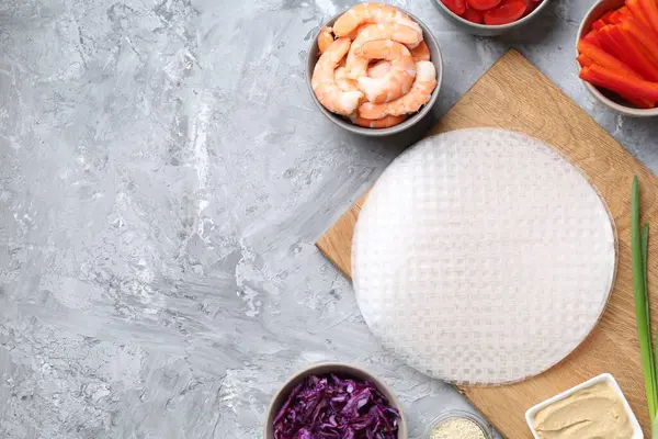 Pilav kâğıdı çarşafları ve açık gri masa üzerindeki farklı malzemeler. Metin için boşluk