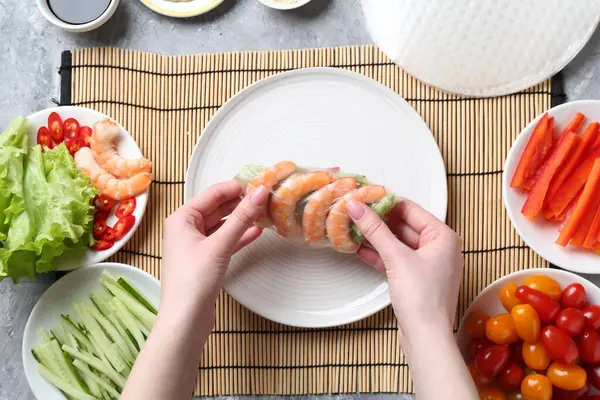 Açık gri masada nefis börek yapan kadın, düz yatıyordu.
