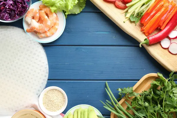 Pilav kağıdından yapılmış çerçeve ve mavi ahşap masa üzerindeki farklı malzemeler, düz yatak. Metin için boşluk