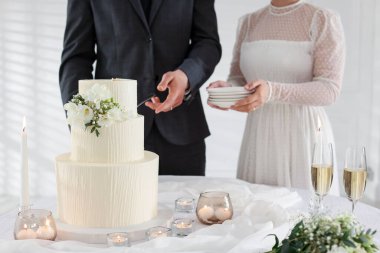 Yeni evliler ve evde düğün pastası, seçici odaklanma