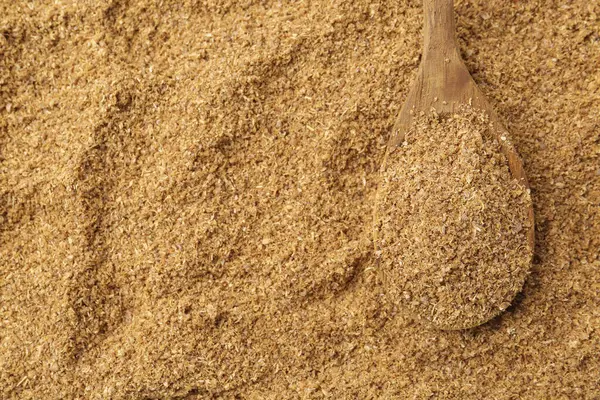 Süper gıda takviyesi. Kişniş tozu ve kaşık, üst manzara