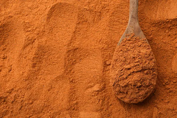 Süper gıda takviyesi. Tarçın tozu ve kaşık, üst manzara