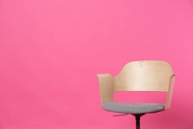 Pembe arka planda rahat ofis koltuğu, metin için boşluk