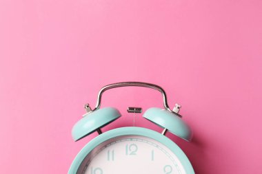 Pembe arka planda turkuaz alarm saati, üst manzara. Metin için boşluk