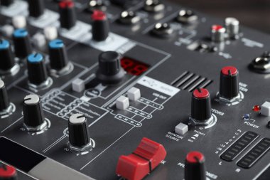 Profesyonel karıştırma konsolu, yakın plan. Radyo stüdyo ekipmanı
