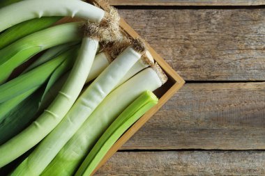 Tahta masada taze pırasalar, üst manzara. Metin için boşluk