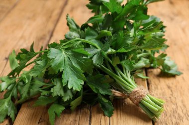 Tahta masada maydanoz var, yakın plan.