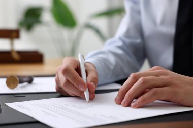 Ofisteki masada noter imzalı belge, kapanış. Metin için boşluk