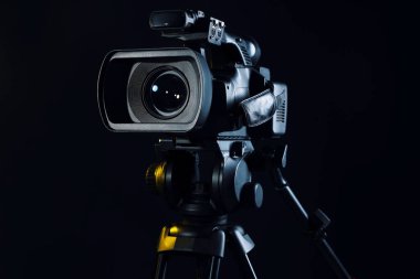 Siyah arkaplanda modern video kamera, yakın plan