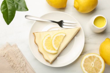 Beyaz mermer masada servis edilen lezzetli limonlu cheesecake.