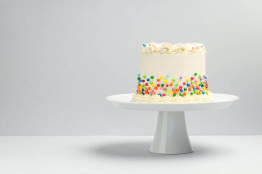 Renkli süslemeli nefis bento keki. Işık masasında, metin için yer var.