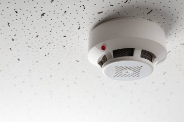 Işık desenli arka planda duman dedektörü, metin için boşluk. Alarm sistemi
