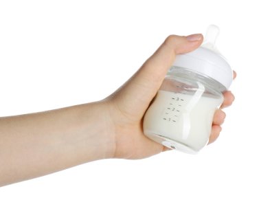 Beyaz arka planda süt şişesi tutan kadın, yakın plan.