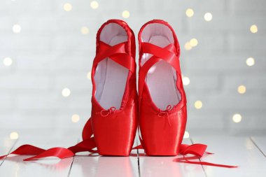 Bulanık ışıklara karşı bir çift güzel sivri uçlu ayakkabı. Bokeh etkisi