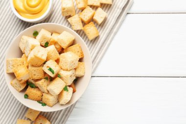 Maydanozlu çıtır çıtır ekmek ve beyaz ahşap masa üzerinde sos. Metin için boşluk