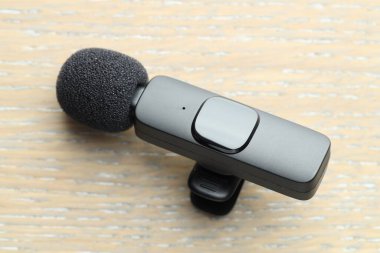 Lavalier mikrofonu ahşap masada, yakın plan. Ses ekipmanları