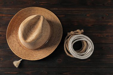 Pamuk ipler ve siyah ahşap arka planda hasır şapka, düz uzanmış