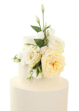 Çiçeklerle süslenmiş nefis bir düğün pastası.