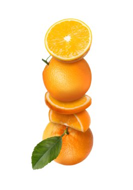 Yeşil yapraklı taze, sulu portakallar beyaz arka plana düşüyor.