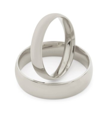 Parlak gümüş alyanslar beyazda izole edilmiş