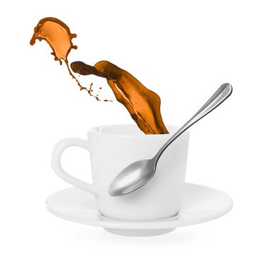 Beyaz arka planda fincandan çay fışkırıyor