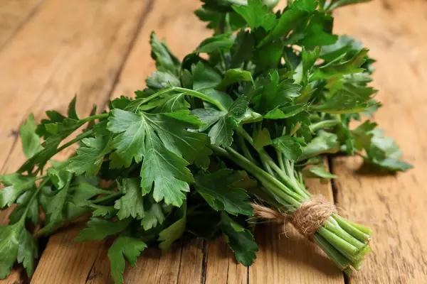 Tahta masada maydanoz var, yakın plan.