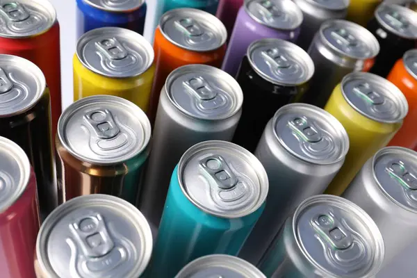 Arka plan olarak birçok alüminyum içecek kutusu, yakın plan