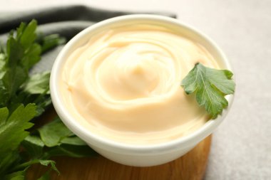 Masada maydanozlu mayonez sosu, yakın plan.