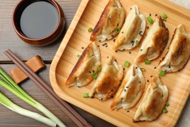 Tahta masada servis edilen susamlı lezzetli kızarmış gyoza hamur köfteleri.