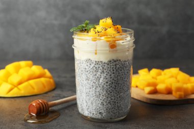 Mangolu lezzetli chia pudingi ve gri desenli masada nane şekeri.