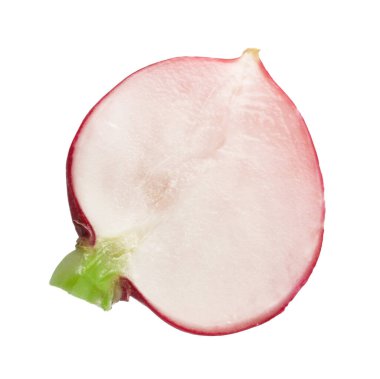 Taze olgun turp parçası beyaza izole edilmiş.