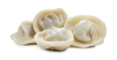 Lezzetli haşlanmış hamur köfteleri (pelmeni) beyaz üzerine izole edilmiş.