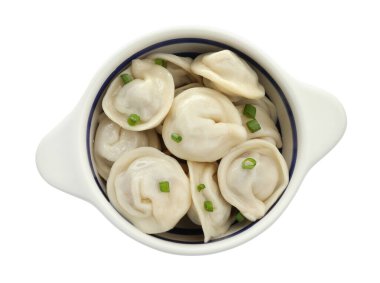 Lezzetli hamur köfteleri (pelmeni) ve yeşil soğan kabı beyaz, üst görünüm izole