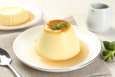 Karamel soslu lezzetli puding ve nane şekeri, yakın plan.