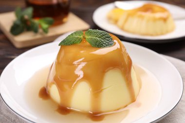 Karamel soslu lezzetli puding ve nane şekeri, yakın plan.