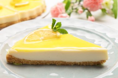 Masada servis edilen limonlu peynirli kek, yakın plan.