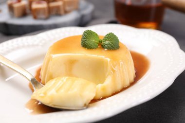 Karamel soslu lezzetli puding ve nane şekeri, yakın plan.