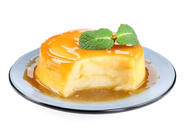 Karamel soslu lezzetli puding ve beyaz üzerine izole edilmiş nane.